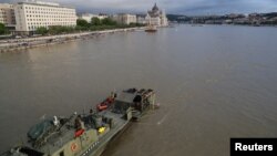 Un barco de rescate se ve en el sitio de un accidente de barco, en el que murieron varias personas, en el río Danubio en Budapest, Hungría, el 30 de mayo de 2019. REUTERS / Marko Djurica.