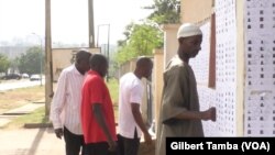 De jeunes électeurs devant un bureau de vote d'Abuja, le 8 novembre 2018.