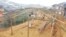 Cox's Bazar ဒုက္ခသည်စခန်းတွင်း ရိုဟင်ဂျာမိသားတစုနေထိုင်ဖို့ တဲဆောက်နေစဉ်။ 