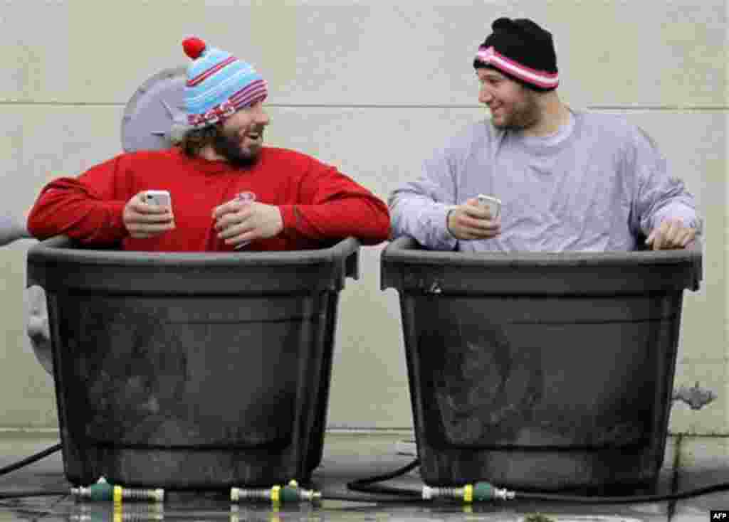 San Francisco 49ers guard Adam Snyder, left, and linebacker Blake Costanzo, right, take an ice bath after their NFL football practice in Santa Clara, Calif., Friday, Jan. 20, 2012. The 49ers were preparing for their NFC Championship game against the New Y