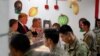 Presiden AS Donald Trump menyajikan makanan untuk pasukan AS di acara makan malam Thanksgiving selama kunjungan mendadak di Pangkalan Udara Bagram di Afghanistan, 28 November 2019. (Foto: Reuters/Tom Brenner)