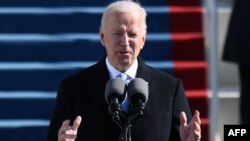 Presiden ke-46 Amerika Serikat, Joe Biden, memberikan pidato seusai diambil sumpah jabatannya di Gedung Capitol, Washington, D.C., 20 Januari 2021.