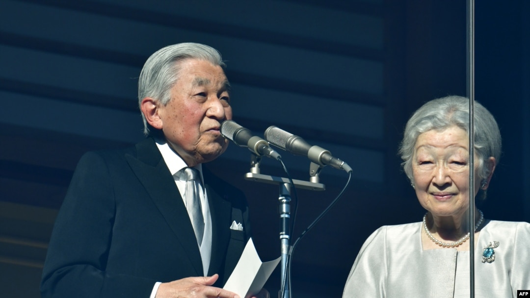 Kaisar Jepang Akihito membacakan pidato Tahun Baru yang terakhir didampingi Permaisuri Michiko di hadapan warga Jepang di Istana Kekaisaran di Tokyo, Rabu, 2 Januari 2019.