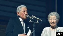 Kaisar Jepang Akihito didampingi Permaisuri Michiko, menyampaikan ucapan Selamat Tahun Baru untuk terakhir kalinya, di Istana Kekaisaran Jepang di Tokyo, 2 Januari 2019.