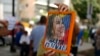 Un hombre sostiene una imagen de la líder opositora María Corina Machado durante una protesta contra la reelección del presidente Nicolás Maduro dos meses después de las disputadas elecciones en Caracas, el sábado 28 de septiembre de 2024. 