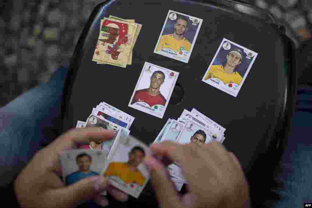 Para pedagang dan kolektor album sepak bola Panini berkumpul untuk membeli dan saling bertukar stiker di depan pasar swalayan di pusat kota Rio de Janeiro, Brazil, 6 Juni 2018.