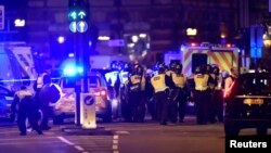 La police près du London Bridge à Londres après qu'une camionnette est fauchée des passants le 3 juin 2017.