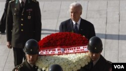 El vicepresidente Joe Biden depositó una ofrenda floral en el mausoleo de Kemal Ataturk, fundador de la Turquía moderna.