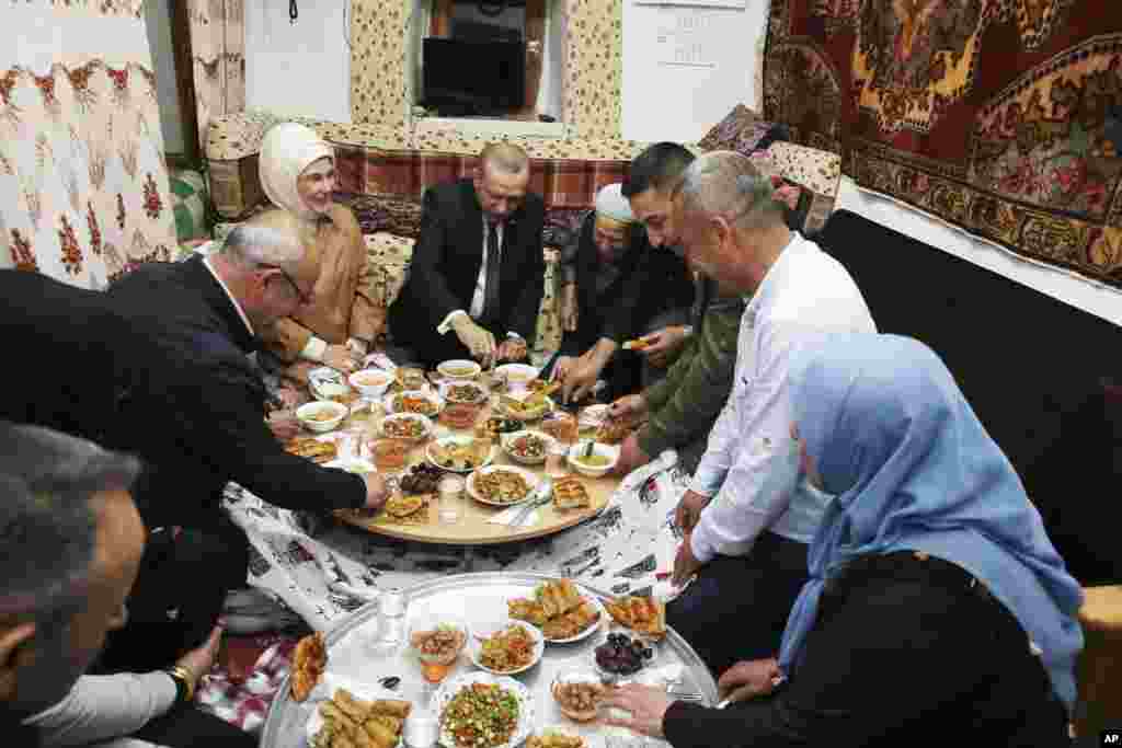 رجب طیب اردوغان، رئیس جهوری ترکیه به همراه همسرش بر سر سفره افطار در آنکارا. انتخابات نزدیک است.