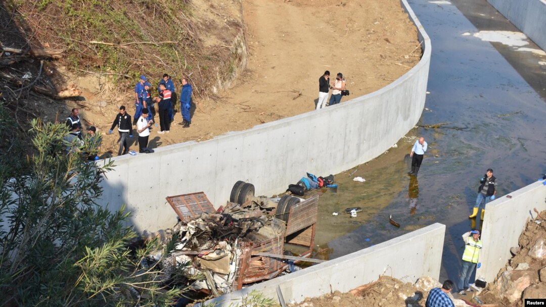 Ahli forensik bersama polisi Turki memeriksa sisa-sisa truk yang membawa migran setelah kecelakaan Izmir, Turki, 14 Oktober 2018.