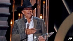 George Strait acepta el premio de Artista del Año en la 47a. ceremonia anual de los premios a la Música Country.