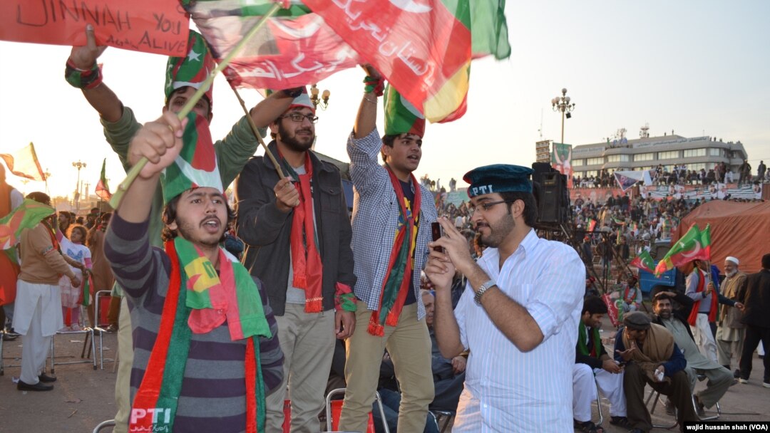 Pawai partai oposisi Pakistan, Tehreek-e-Insaf (PTI) pimpinan Imran Khan di Islamabad (foto: dok).