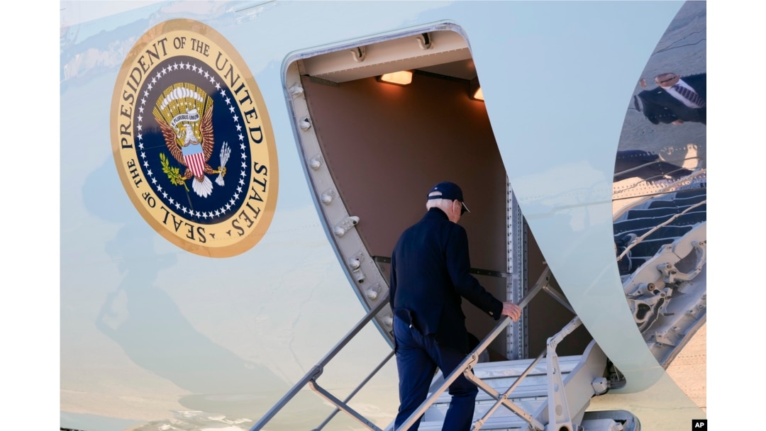 Presiden Joe Biden menaiki Air Force One di Pangkalan Gabungan Andrews, Maryland, dan bertolak ke Berlin, Jerman, Kamis, 17 Oktober 2024. (Ben Curtis/AP)
