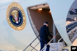 Presiden Joe Biden menaiki Air Force One di Pangkalan Gabungan Andrews, Maryland, dan bertolak ke Berlin, Jerman, Kamis, 17 Oktober 2024. (Ben Curtis/AP)