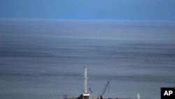 An oil exploration tower in Tonya on the shore of Lake Albert, April 25, 2008 (file photo)