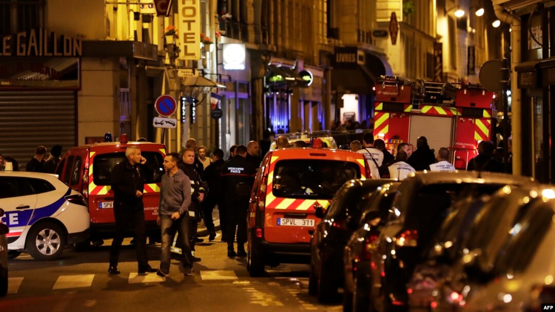 Policajci i pripadnici hitnih službi blokiraju ulicu u Parizu nakon što je jedna osoba nožem ubila jednu žrtvu i ranila nekoliko drugih, pre nego što ju je policija ubila, 12. maja 2018.