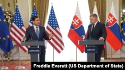  د امریکا د متحدو ایالتونو د بهرنیو چارو وزیر، مارکو روبیو او د سلواکیا صدراعظم، رابرټ فیکو