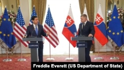 2월 15일 슬로바키아 브라티슬라바에서 열린 마르코 루비오 미 국무장관과 로베르트 피초 슬로바키아 총리의 공동 기자회견 장면