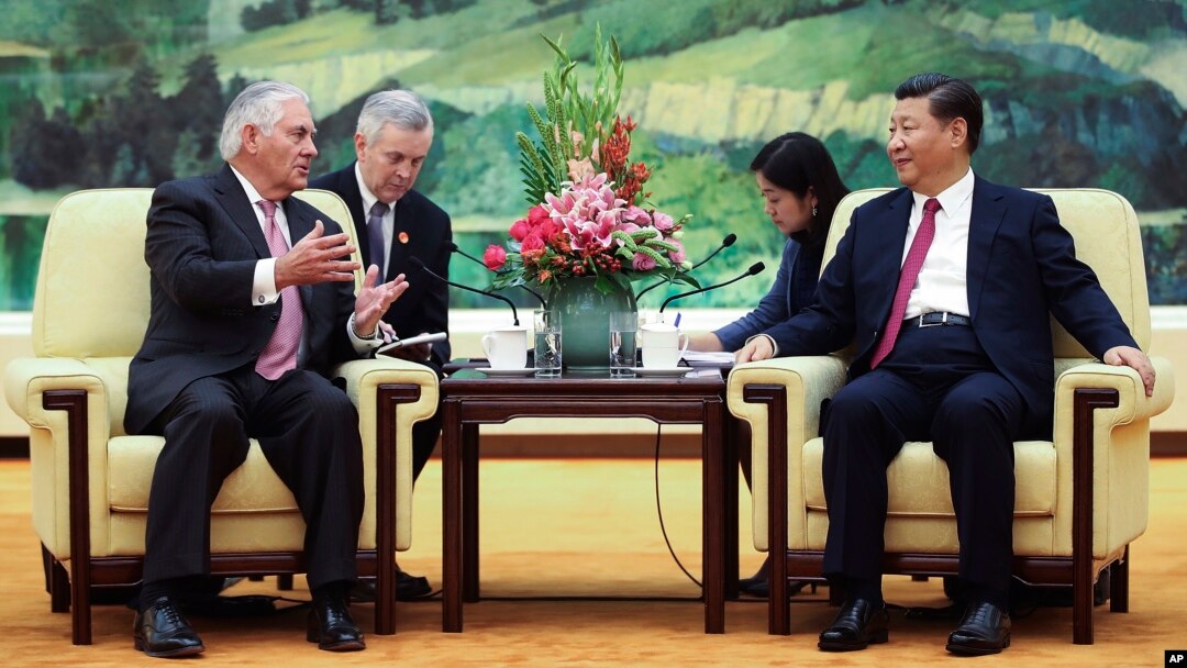 Ngoại trưởng Mỹ Rex Tillerson (trái) hội kiến Chủ tịch Trung Quốc Tập Cận Bình tại Đại sảnh đường Nhân dân, ngày 30 tháng 7, 2017, ở Bắc Kinh, Trung Quốc.