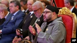 Mfalme Mohammed VI wa Morocco akipiga makofi baada ya hafla ya kutia saini hati za mji wa viwanda wa China ulio karibu na mji wa Tangier ulioko kaskazini mashariki mwa Morocco katika Ikulu ya Marchane huko Tangiers, Jumatatu, Machi 20, 2017.
