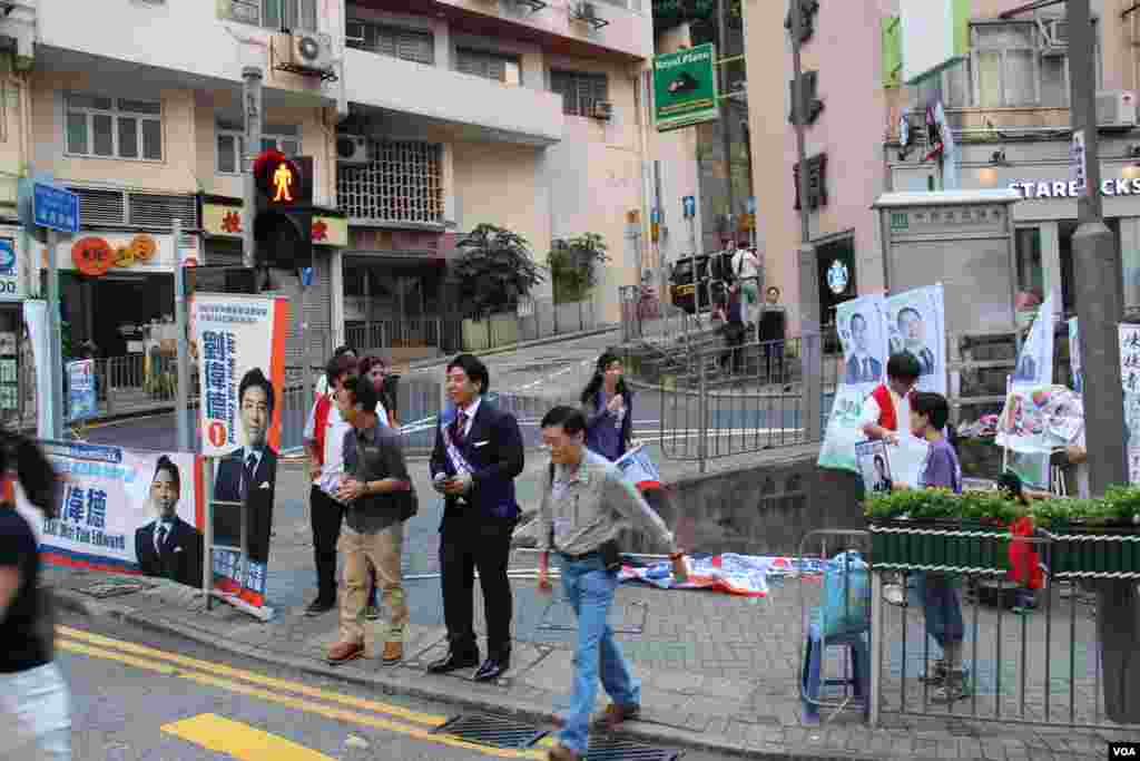 港岛半山东和西营盘两处投票站以及不同阵营拉票（美国之音海彦拍摄） 