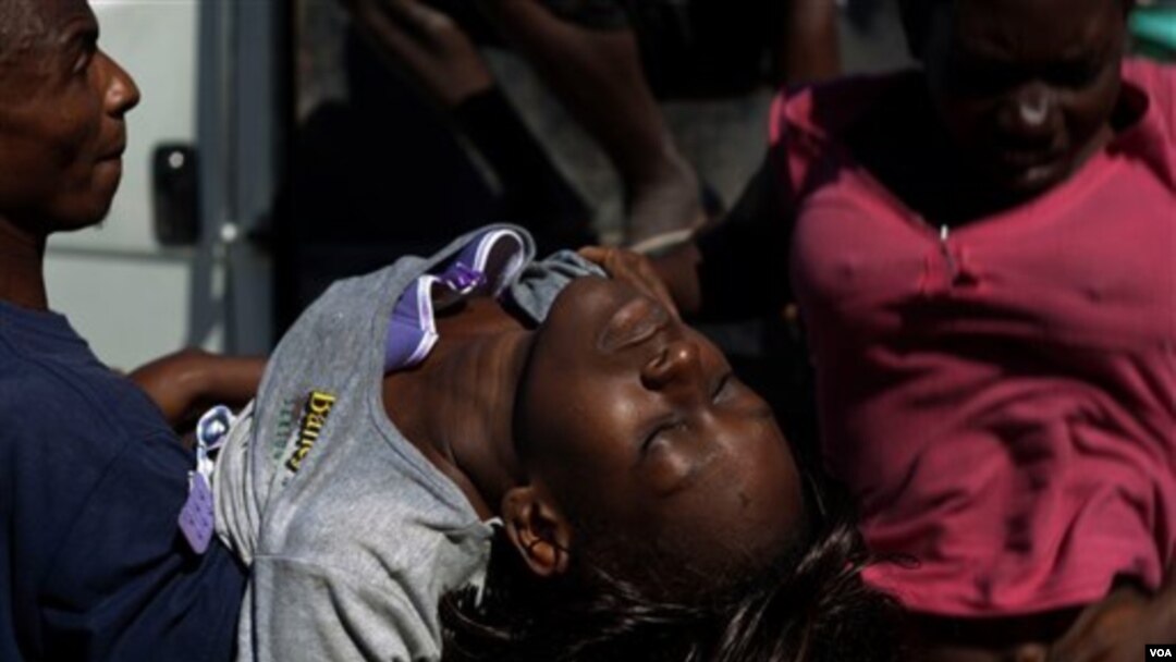Seorang wanita penderita kolera dibawa ke rumah sakit di pinggiran ibukota Port-au-Prince, Haiti.
