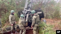 Pasukan Rusia menghadiri pelatihan artileri dan tempur di lapangan tembak militer Belarus 23 November 2022 (foto: dok). 