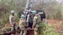 Binh sĩ Nga tập trận pháo binh và huấn luyện chiến đấu tại một sân bắn của quân đội Belarus ngày 23/11/2022.