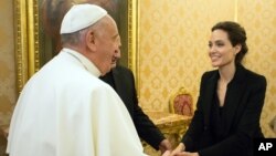 Pope Francis greets Angelina Jolie at the Vatican, Jan. 8, 2015. 