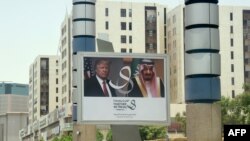 Une bannière du président américain Donald Trump et du roi Salmane sur une route à Riyad, le 19 mai 2017.