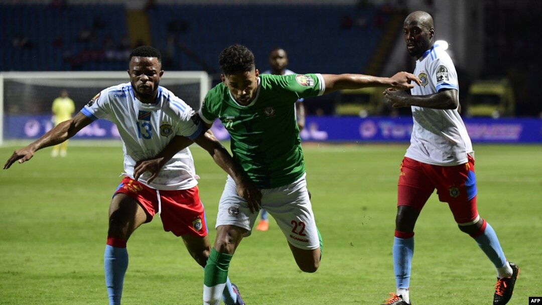 Defenseur ya ba Leopards Glody Ngonda (G) aweleli balle na mosani ya ba Bareas ya Madagascar na 8e de finales ya CAN 2019 na Alexandrie, Egypte, 7 juillet 2019.