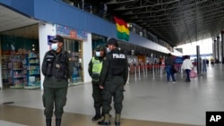 La policía monta guardia en el aeropuerto internacional en El Alto, Bolivia, el miércoles 1 de diciembre de 2021.