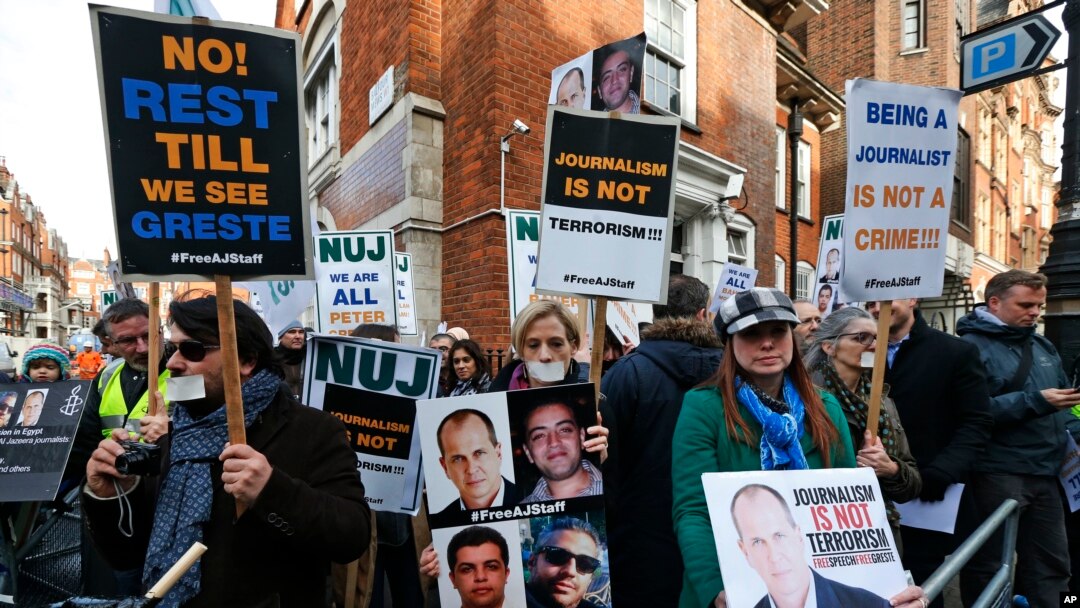 Wartawan Inggris berdemo di depan Kedutaan Besar Mesir di London, Rabu, 19 Februari 2014.