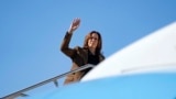 La vicepresidenta estadounidense y candidata presidencial demócrata, Kamala Harris, saluda mientras aborda el Air Force Two desde el Aeropuerto Internacional Sky Harbor en Phoenix, Arizona, el 11 de octubre de 2024.