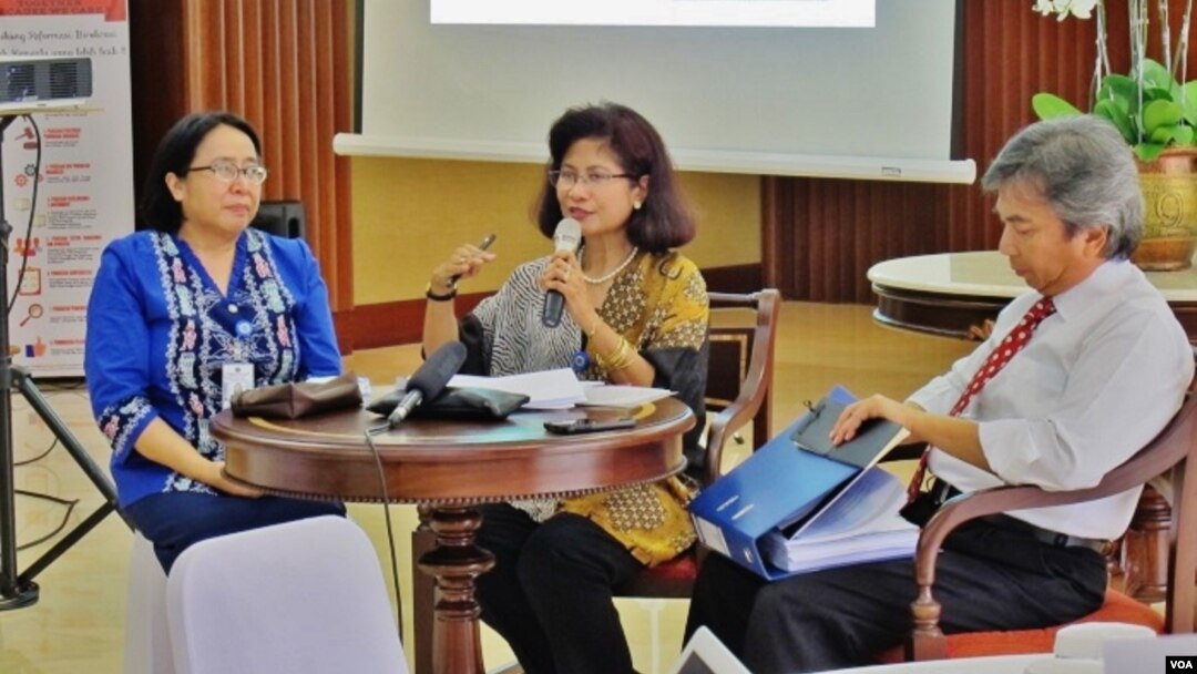 Dirjen Informasi dan Diplomasi Publik Kemlu, Esti Andayani (tengah) menjelaskan tentang penyelenggaraan Bali Democracy Forum di Kementerian Luar Negeri, Jakarta hari Senin, 30/11 (VOA/Fathiyah).