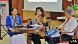 Dirjen Informasi dan Diplomasi Publik Kemlu, Esti Andayani (tengah) menjelaskan tentang penyelenggaraan Bali Democracy Forum di Kementerian Luar Negeri, Jakarta hari Senin, 30/11 (VOA/Fathiyah).