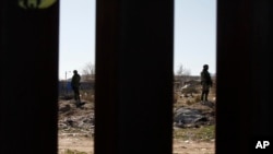 Tropas de la Guardia Nacional de México patrullan la frontera norte del país, vistas desde Sunland Park, Nuevo Mexico, el 31 de enero de 2020. AP.