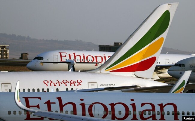 Pesawat milik maskapai penerbangan Ethiopian Airlines di Bandara Internasional Bole di Addis Ababa, Ethiopia, saat pandemi corona, 7 April 2020.