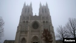 Katedral Nasional di Washington diselimuti kabut, 21 Januari 2017. (Foto: Reuters)