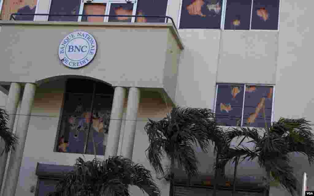 Fenèt Bank Nasyonla Kredi ki sou wout Delmas a ke manifestan kap mande demisyon Prezidan Jovenel Moïse yo kraze. Foto: Arthur Jean Pierre, Delmas, Pòtoprens, Ayiti, 18 fevriye 2019. 