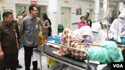 Wakil Gubernur Jawa Timur Saifullah Yusuf saat mengunjungi RSU dr. Soetomo Surabaya didampingi Dr. Dodo Anando MPH (Foto: VOA/Petrus)