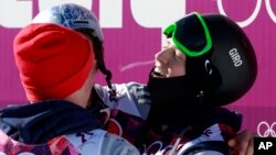 Joss Christensen, derecha, de Estados Unidos, y su compatriota Gus Kenworthy, celebran sus medallas de oro y plata respectivamente en el ski alpino.