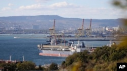 Нефтяной танкер у причала комплекса «Шесхарис» компании «Черномортранснефть» в Новороссийске, Россия (Иллюстративное фото: AP)