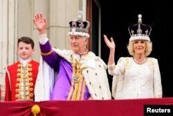 El rey Carlos III y la reina Camila saludan desde el balcón del Palacio de Buckingham después de su coronación el 6 de mayo de 2023 en Londres, Inglaterra. Leon Neal/vía REUTERS