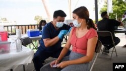 Një studente në Kaliforni duke marrë vaksinën e kompanisë Pfizer