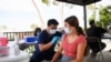  Una estudiante recibe una primera dosis de la vacuna Pfizer en una clínica móvil de vacunación contra COVID-19 la Ciudad de Long Beach el 11 de agosto de 2021.