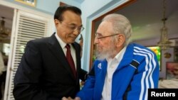 쿠바를 방문중인 리커창(왼쪽) 중국 총리가 26일 쿠바 혁명 지도자 피델 카스트로 전 국가평의회 의장과 만나 인사하고 있다. 