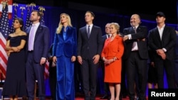 ARCHIVO - JD Vance y su esposa Usha, Ivanka Trump y su esposo Jared Kushner, Linda McMahon y Howard Lutnick escuchan mientras el candidato republicano Donald Trump, habla en su mitin de la noche de las elecciones en West Palm Beach, Florida, el 6 de noviembre de 2024.