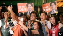 2026年9月28日，台湾民进党台北市长候选人沈伯洋(中)在台湾台北市夜市与支持者欢呼。