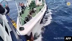 Kapal Garda Pantai China (kanan) bertabrakan dengan kapal Biro Perikanan dan Sumber Daya Perairan Filipina (BFAR). (Foto: PCG via AFP)